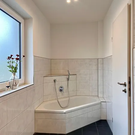Vakantiehuis Wohnglueck Frisches & Gemuetliches Design Mit Bbq, Garten & Arbeitsplatz